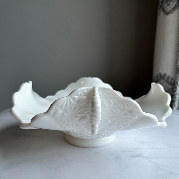 Vintage Fenton White Milk Glass Daisy & Buttons Bowl - Large - Picture 4 of 17